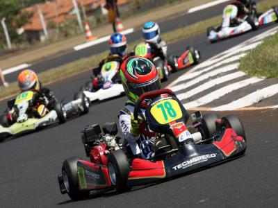 Gabriel Gomez larga de 5º e vence as 2 provas da categoria Mirim