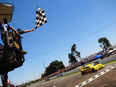 Max Wilson vence em Londrina e é o novo líder da Stock Car