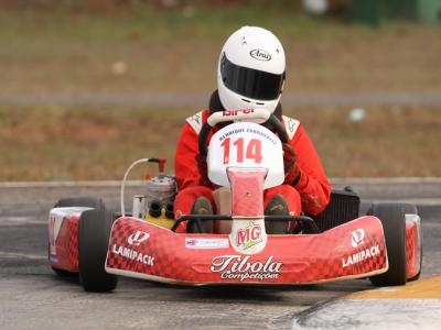 Zandavalli está com as mãos na taça de bicampeão