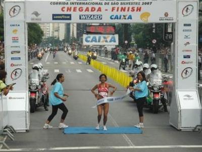 Robert Cheruiyot conquista o tri da São Silvestre