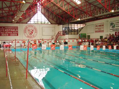 Regional reúne 120 nadadores no Comercial