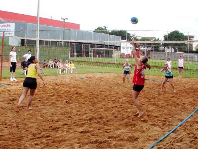 Comercial promove torneio de vôlei de areia