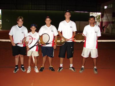 Comercial disputa Campeonato Interclubes de Tênis em Curitiba