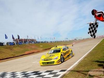 Max Wilson vence pela primeira vez na Stock Car