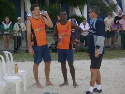 Santa Helena e Medianeira pegam bronze no vôlei de praia