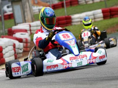 Moa Kart Motor pulveriza os cronômetros