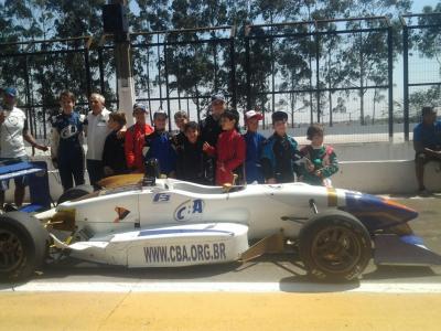 Kartistas da Escolinha de Londrina visitam a F-3