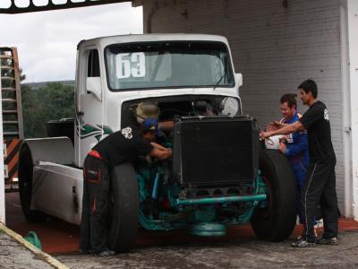 Chuva prejudica o 1º dia de treinos da Fórmula Sul em Cascavel