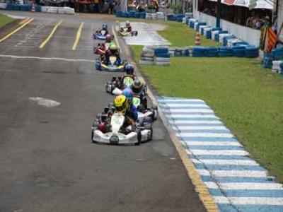 Pedro Senna comemora conquista do Campeonato Paranaense de Kart