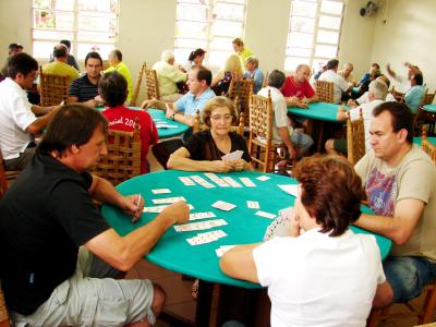 Campeonato de Canastra reúne 16 duplas no Comercial