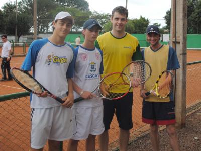 Comercial define duplas campeãs de Interno de Tênis