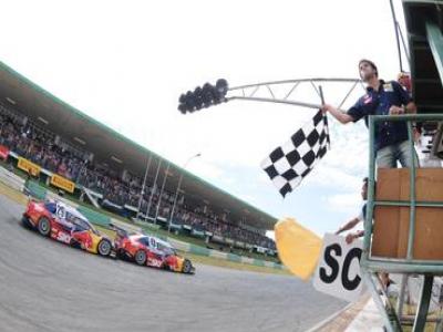 Cacá Bueno vence a Stock Car em Brasília