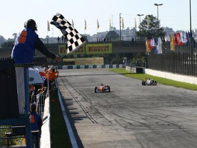 Curitibano ganha a 5ª etapa da F-3 Sul-americana em casa