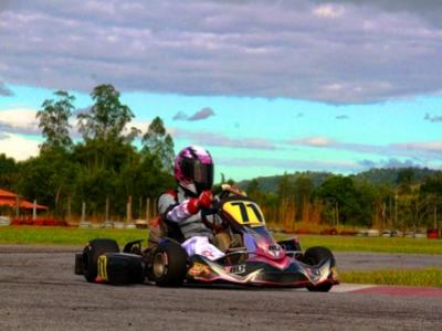 Larissa Mazaira inicia busca do bicampeonato no Serrano de Kart