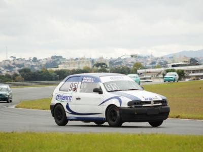 Baú e Kostin defendem a liderança do Metropolitano de Curitiba