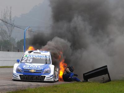 Carro pega fogo na Stock Car