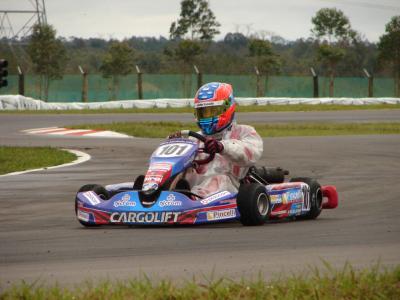 Jonathan Louis busca o tetra no Paranaense de Kart