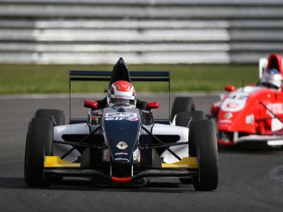 Brasileiro compete no lendário autódromo de Silverstone