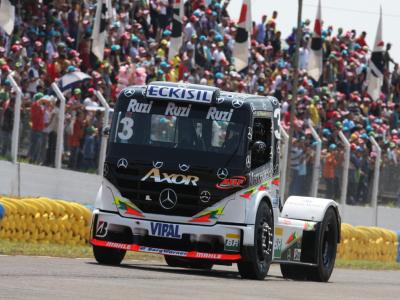 Piquet explorará potência do motor Mercedes em Curitiba