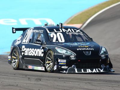 Ricardo Sperafico larga na primeira fila em Interlagos