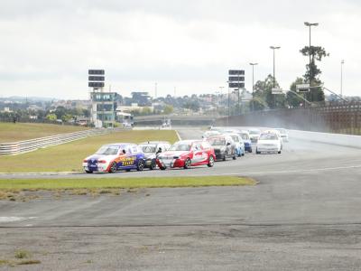 Metropolitano de Curitiba tem sete corridas no domingo