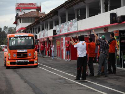 Diumar Bueno larga na pole da F-Truck pela primeira vez