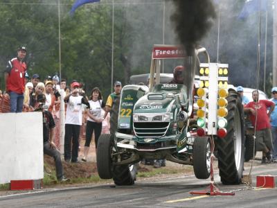 Quatro pilotos lutam por recorde de vitórias no Arrancadão de Tratores