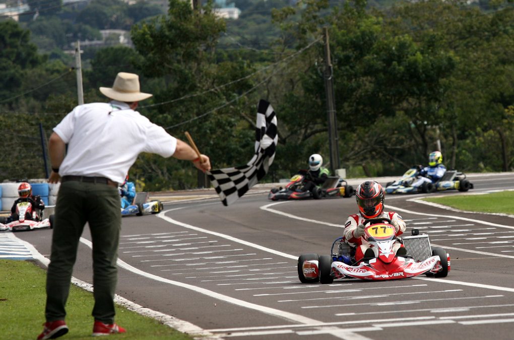 Piloto da Stock Car vence prova de kart em Cascavel