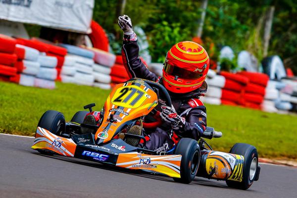 Christian Mosimann abre a temporada com o bicampeonato no Catarinense de Kart
