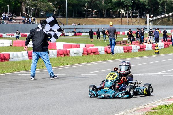 Nicolas Guth supera 25 pilotos na Cadete no Kartódromo de Interlagos