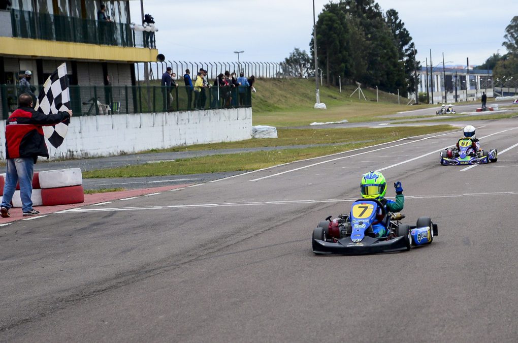 Caio Zorzetto conquista a vitória na abertura da Copa Super Paraná de Kart