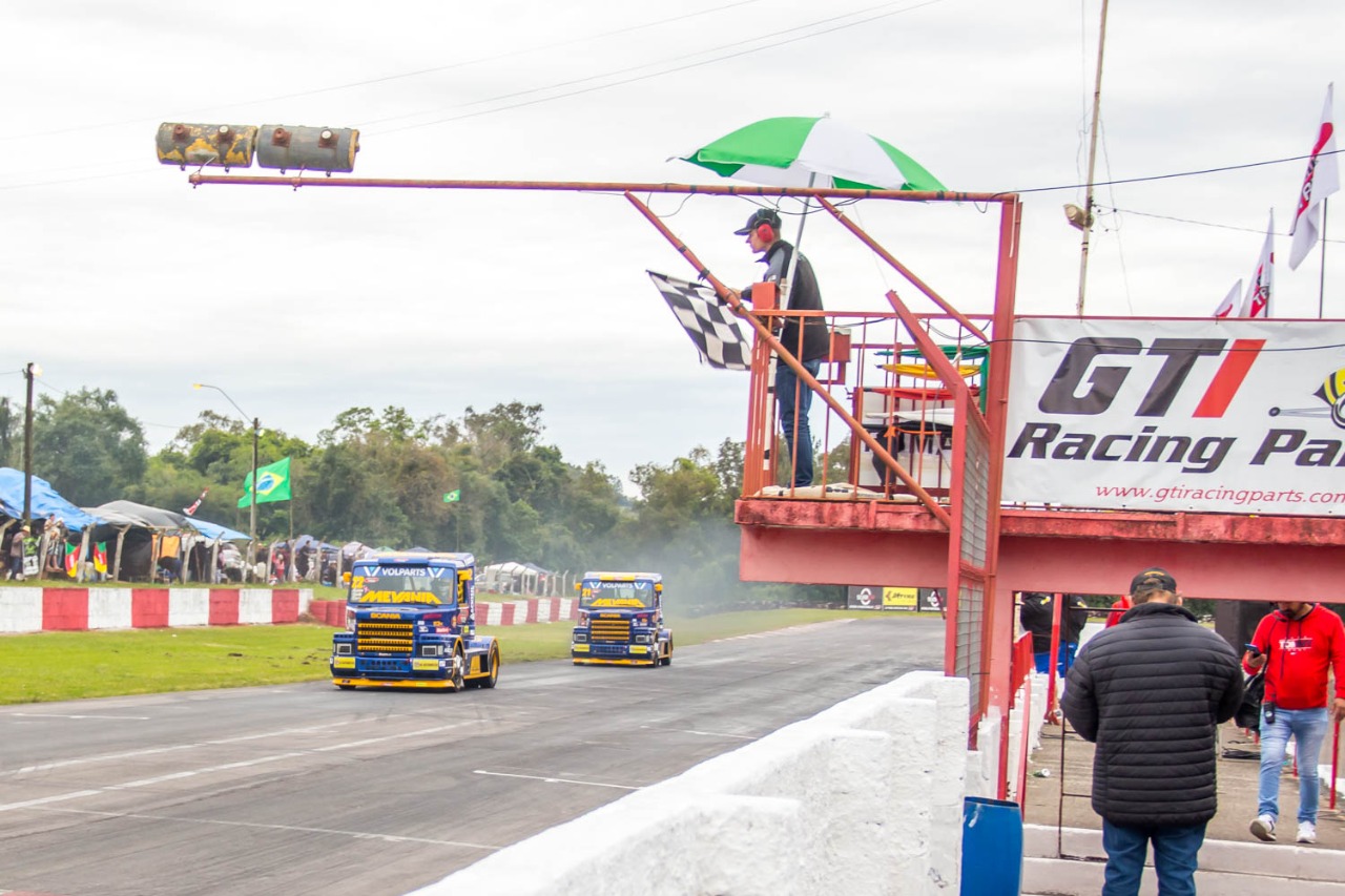 PUC-Campinas) Numa corrida de carros, suponha que o vencedor gastou 1h  30min para completar 