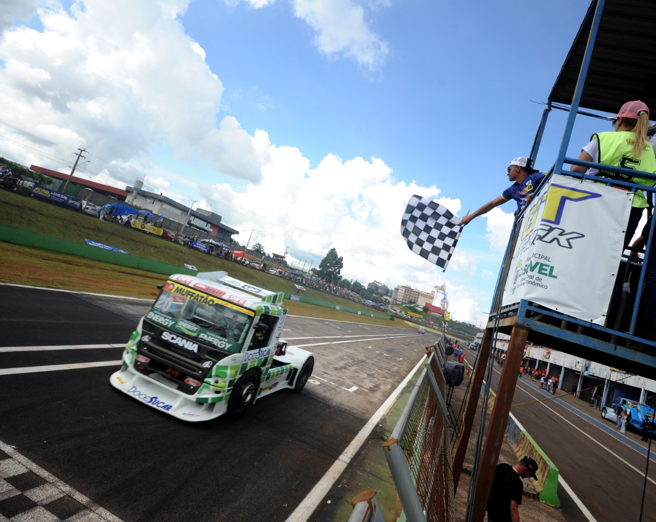 PUC-Campinas) Numa corrida de carros, suponha que o vencedor gastou 1h  30min para completar 