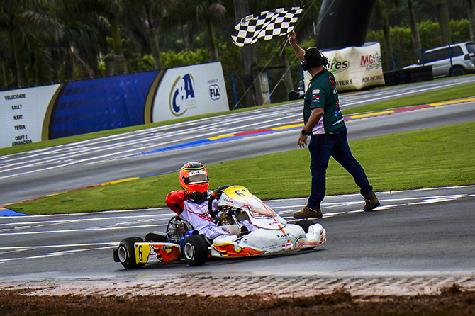 Guilherme Moleiro é campeão da categoria Júnior Menor da Copa Brasil de Kart