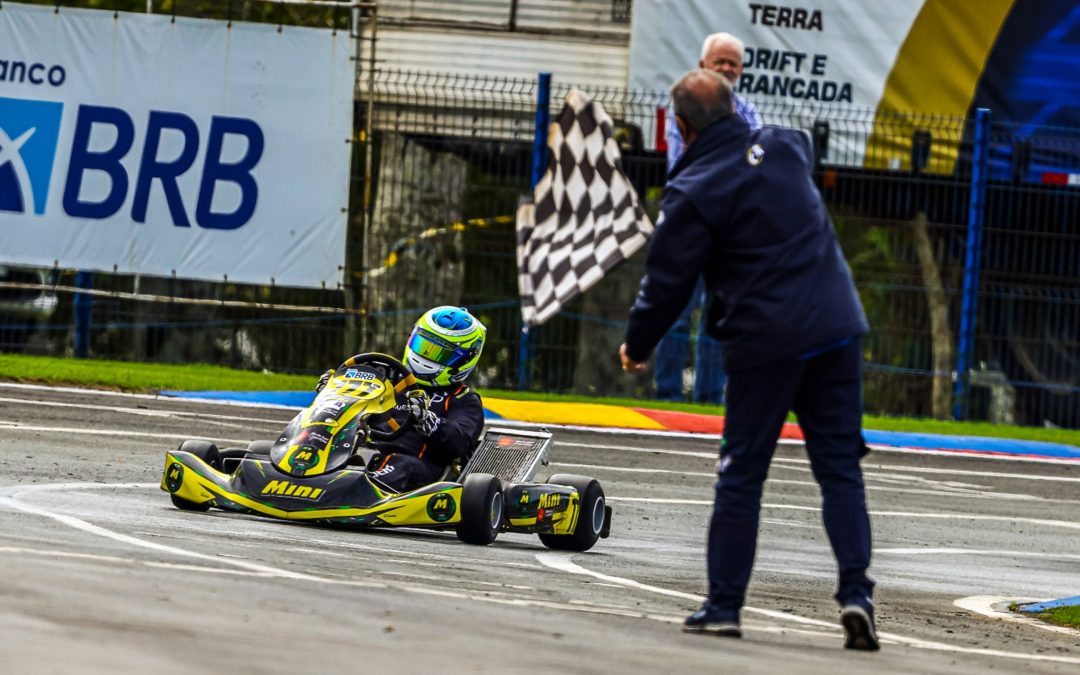 Carlos Saderi comemorou a conquista de seu primeiro título na Copa Brasil de Kart