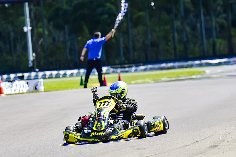 Paranaense conquista a Tríplice Coroa no kartismo brasileiro