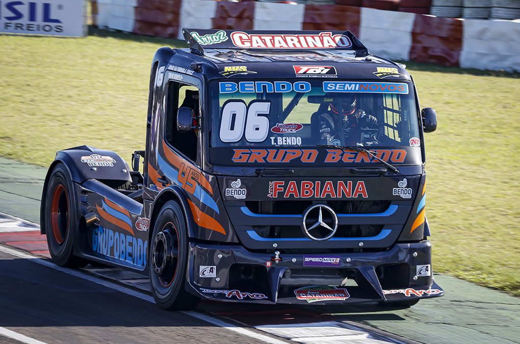 Bendo larga na pole position da Fórmula Truck no Uruguai