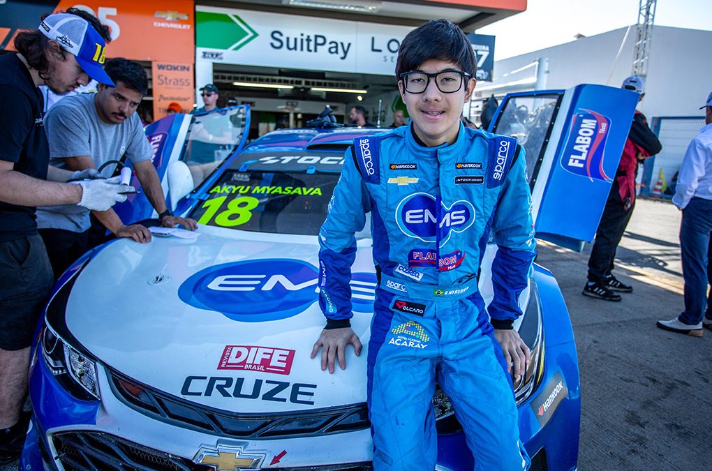 Akyu Myasava passa por susto na Stock Car Series em Goiânia