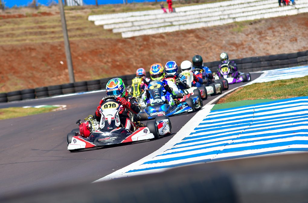 Metropolitano de Kart de Cascavel tem provas quentes no sábado de frio